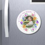 Imán TE AMO MOMMY Foto Colorful Floral Moderno<br><div class="desc">TE AMO MOMMY Photo Colorful Floral Modern Magnets presenta tu foto favorita rodeada por una corona floral de coloridas flores acuáticas. Personalizado con tu texto como "Te amo mamá" en la moderna y elegante tipografía de caligrafía. Perfecto para cumpleaños, Navidades, Día de la Madre y más. FOTO TIP: centra tus...</div>