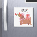 Imán Te amo Perro francés de Dachshund, cuatro veces ad<br><div class="desc">Love You Fur-Ever Cute French Dachshund Dog Magnet presenta a un lindo perro de Dachshund que usa gafas con forma de corazón, boina rosa y arco sosteniendo una flor y llevando regalos con el texto "Te quiero con piel" en la moderna tipografía de escritura. Con acento de corazones de amor...</div>
