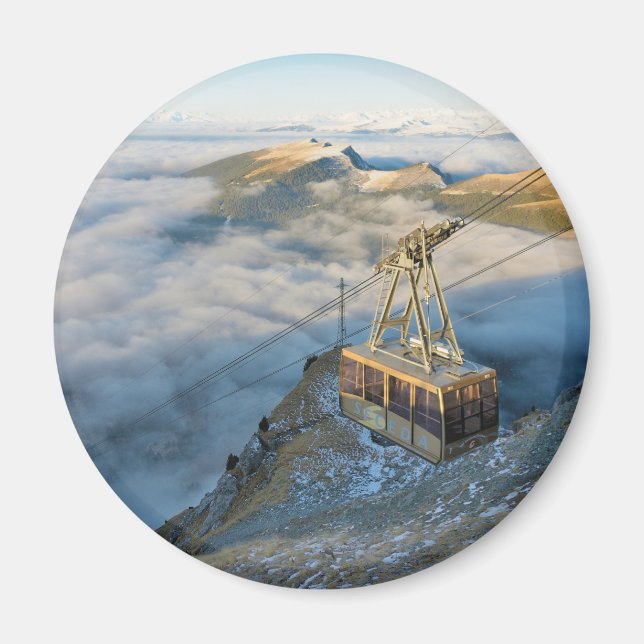 Imán Teleférico en el Monte Seceda en los Dolomitas (Frente)