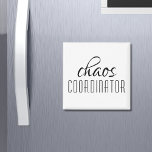 Imán Texto tipográfico del Coordinador del caos<br><div class="desc">Un simple diseño de "coordinador del caos" en un divertido texto tipográfico negro. Perfecto para esa madre ocupada,  profesora,  entrenadora de equipo deportivo o jefe de trabajo.</div>