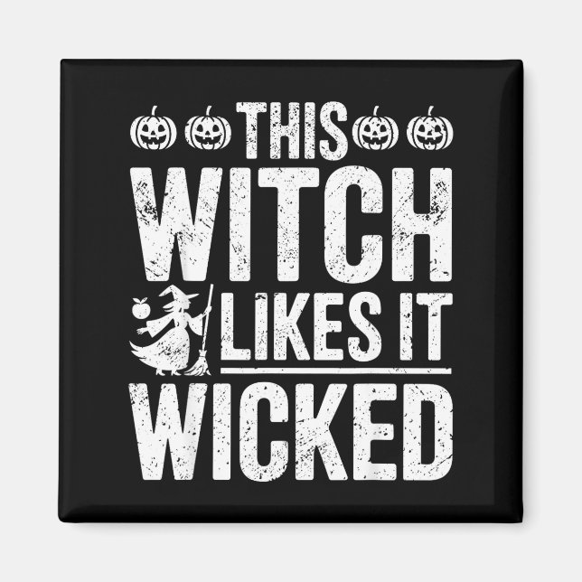 Imán This Witch Likes It Wicked Funny Halloween Broom  (Frente)