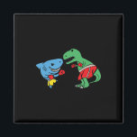Imán Tiburón golpeando T-rex Dinosaurio Divertido Boxeo<br><div class="desc">Tiburón golpeando T-rex Dinosaurio Divertido Boxeo Luchando Camiseta</div>