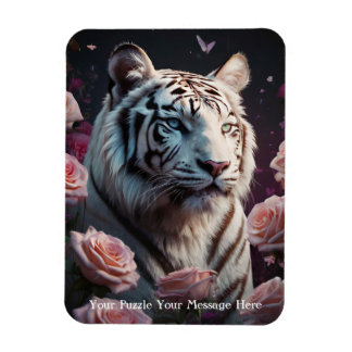 Imán Tigre sentado en un jardín de rosas rosadas