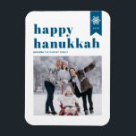 Imán Tipografía Azul Copas de nieve Foto Feliz Hanukkah<br><div class="desc">¡Feliz Hanukkah! | Envíe sus deseos de vacaciones con este imán fotográfico de personalizable Hanukkah. Presenta tipografía audaz de retro azul y acentos de copos de nieve. Personalice agregando nombres,  año y foto. Esta foto festiva del imán Happy Hanukkah está disponible en varios colores y cardstock.</div>