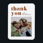 Imán Tipografía retro de terracota Boda fotográfico mod<br><div class="desc">Envía un sentido aprecio con nuestro boda de fotos de personalizable gracias imán, diseñado para combinar maravillosamente la tipografía retro audaz con un elegante guión manuscrito. Este imán de agradecimiento ofrece una manera única y elegante de expresar su gratitud a los invitados que celebraron su día especial. Personaliza la tarjeta...</div>