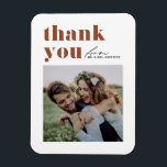 Imán Tipografía retro de terracota Boda fotográfico mod<br><div class="desc">Envía un sentido aprecio con nuestro boda de fotos de personalizable gracias imán, diseñado para combinar maravillosamente la tipografía retro audaz con un elegante guión manuscrito. Este imán de agradecimiento ofrece una manera única y elegante de expresar su gratitud a los invitados que celebraron su día especial. Personaliza la tarjeta...</div>