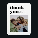 Imán Tipografía retro negra Boda fotográfico moderno<br><div class="desc">Envía un sentido aprecio con nuestro boda de fotos de personalizable gracias imán, diseñado para combinar maravillosamente la tipografía retro audaz con un elegante guión manuscrito. Este imán de agradecimiento ofrece una manera única y elegante de expresar su gratitud a los invitados que celebraron su día especial. Personaliza la tarjeta...</div>