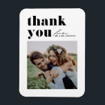 Imán Tipografía retro negra Boda fotográfico moderno<br><div class="desc">Envía un sentido aprecio con nuestro boda de fotos de personalizable gracias imán, diseñado para combinar maravillosamente la tipografía retro audaz con un elegante guión manuscrito. Este imán de agradecimiento ofrece una manera única y elegante de expresar su gratitud a los invitados que celebraron su día especial. Personaliza la tarjeta...</div>