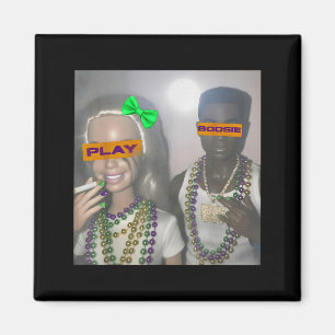 Imán Toca algunos collares de Mardi Gras de Boosie Nuev