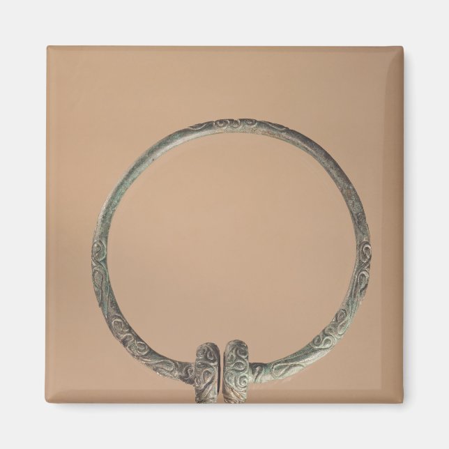 Imán Torque con diseños ternarios, siglos V-4 a.C. (Frente)