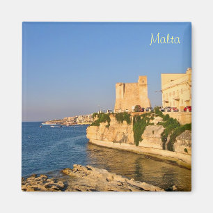 Imán Torre del reloj en la bahía de San Pablo en Malta