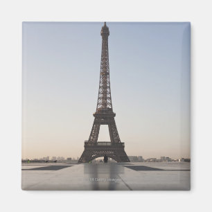 Imán Torre Eiffel en la oscuridad, París,