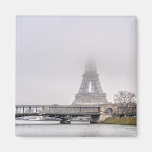 Imán Torre Eiffel y puente Bir-hakeim en un día de brum