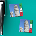 Imán Torre inclinada de la estatua de la fuente de Pisa<br><div class="desc">Este imán frigorífico presenta la hermosa torre inclinada de Pisa (Toscana,  Italia) en la Piazza dei Miracoli,  con la estatua de la fuente Putti,  y la bandera italiana a la derecha con las palabras "Torre di Pisa" en negro.</div>