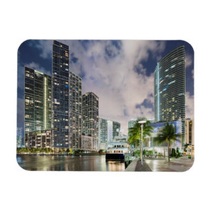 Imán Torres iluminadas en la costa del río de Miami