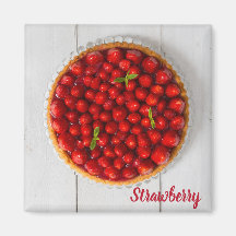 Torta de fresa con menta en madera blanca