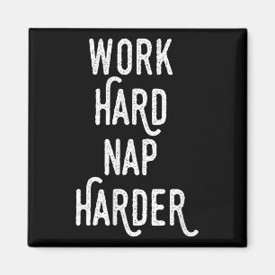 Imán Trabaja Duro Duerme Más Duro _ Camiseta Divertida 