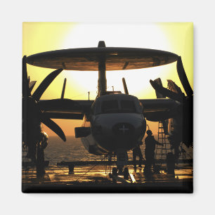 Imán Trabajo de los marineros sobre un avión de E-2C