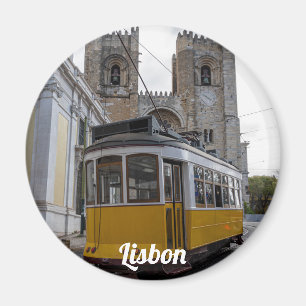 Imán Tranvía amarillo en la Catedral de Lisboa en Portu