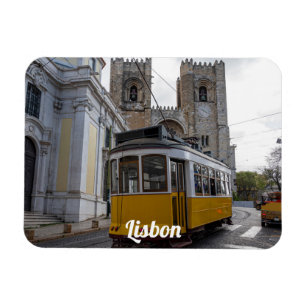 Imán Tranvía amarillo en la Catedral de Lisboa en Portu