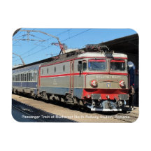 Tren de pasajeros en la estación de tren de Bucare