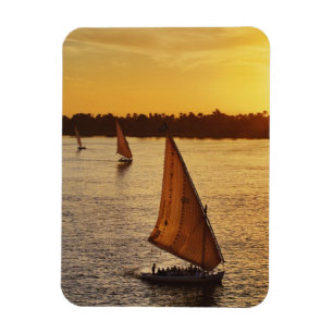 Imán Tres falukas con turistas en el río Nilo en