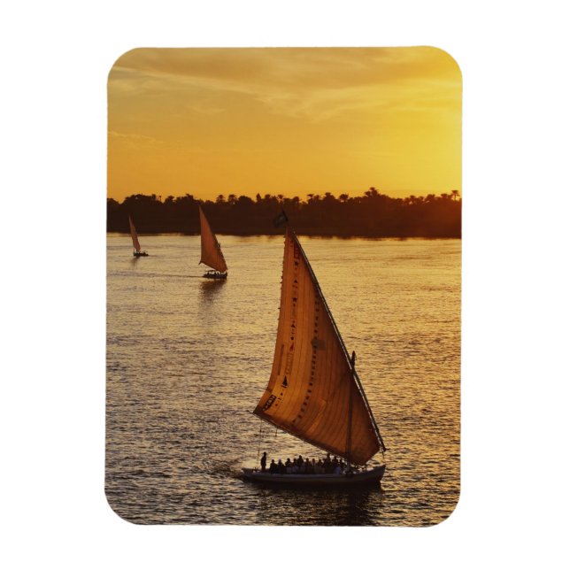 Imán Tres falukas con turistas en el río Nilo en (Vertical)