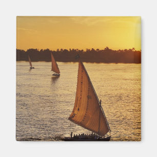 Imán Tres falukas con turistas en el río Nilo en