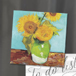 Imán Tres girasoles | Vincent Van Gogh Magnet<br><div class="desc">Tres girasoles (1888) del artista holandés Vincent Van Gogh. La pintura original de arte fino es un óleo sobre lienzo que representa una vida quieta de girasoles amarillos brillantes con un fondo turquesa. Utilice las herramientas de diseño para agregar texto personalizado o personalizar la imagen.</div>