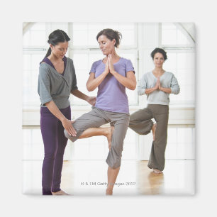 Imán Tres mujeres que practican yoga