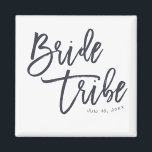 Imán Tribu de novias moderna y sencilla manuscrita<br><div class="desc">Compuesto por la tipografía de guion cursiva serif y juguetona. Todo sobre un fondo de fondo blanco. ¡Este diseño es sencillo,  moderno y divertido! Este es el diseño del Libro Blanco Birch Co.,  exclusivo para Zazzle. Disponible aquí: http://www.zazzle.com/store/whitepaperbirch</div>