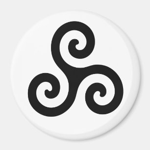 Imán Triple espiral céltica negra en Triskele en blanco