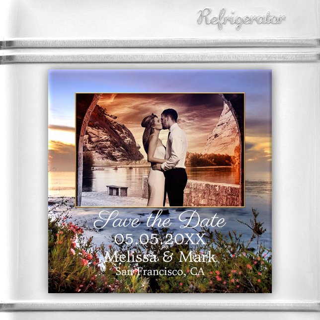 Imán Tu exposición fotográfica al atardecer costero Gua (A romantic Save the Date magnet with your own favorite photo framed by a coastal design at sunset.)