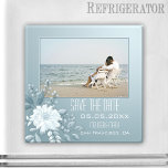 Imán Tu foto moderna de color floral azul turbio salva<br><div class="desc">Un moderno y elegante imán Save the Date con tu propia foto favorita enmarcada por un polvoriento diseño azul con flor acuarela.</div>