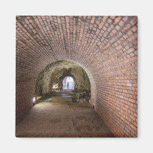 Imán Túnel de ladrillo en un bunker militar
