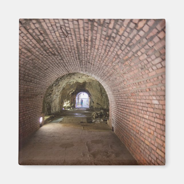 Imán Túnel de ladrillo en un bunker militar (Frente)