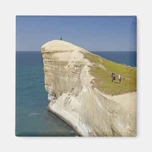 Imán Turistas en la cima del acantilado en Tunnel Beach