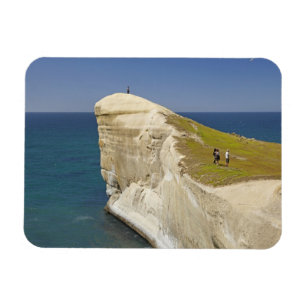 Imán Turistas en la cima del acantilado en Tunnel Beach