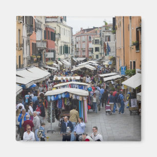 Imán Turistas en un mercado callejero, Venecia, Italia