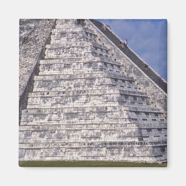 Imán Turistas escalando escaleras de El Castillo, piedr (Frente)