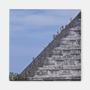 Imán Turistas escalando escaleras en las ruinas de El