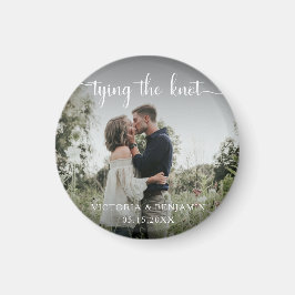 Imán Tying the Knot Photo Overlay Modern Script Minimal