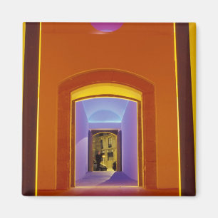 Imán UE, España, Barcelona. Puerta iluminada cerca de P