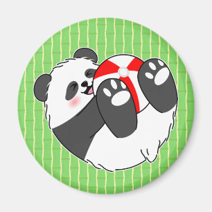 Imán Un adorable bebé panda jugando con una pelota