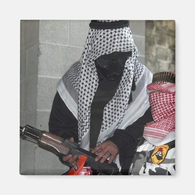 Imán Un agresor enemigo que juega un papel maniobra un  (Frente)