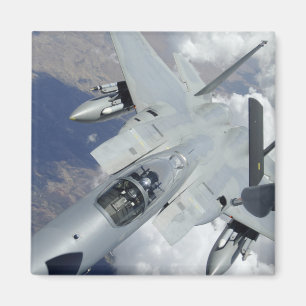 Imán Un águila F-15 se aleja de un KC-135