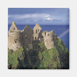 Imán Un arco iris golpea el Castillo de Dunluce medieva