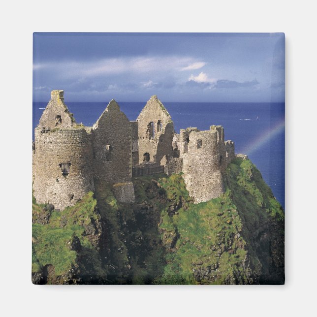 Imán Un arco iris golpea el Castillo de Dunluce medieva (Frente)