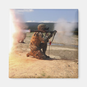 Imán Un assaultman enciende una granada impulsada por