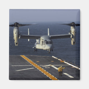 Imán Un avión de V-22 Osprey se prepara para aterrizar